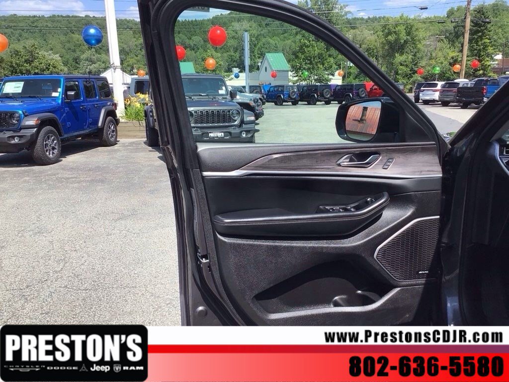 Used 2024 Jeep Grand Cherokee Limited 4xe AWD/4WD image 11