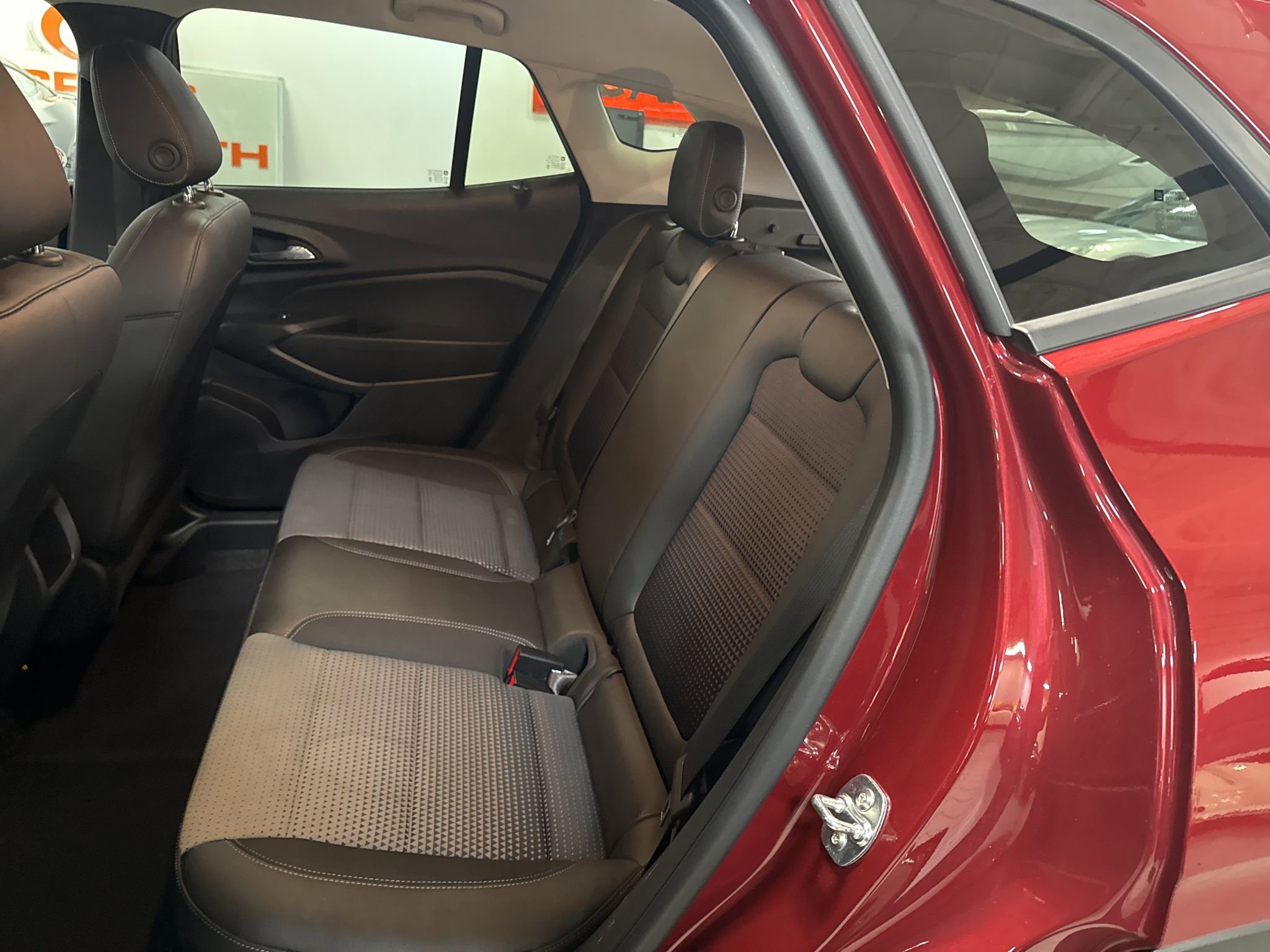 Used 2025 Chevrolet Trax LT w/ LT Convenience Package image 23