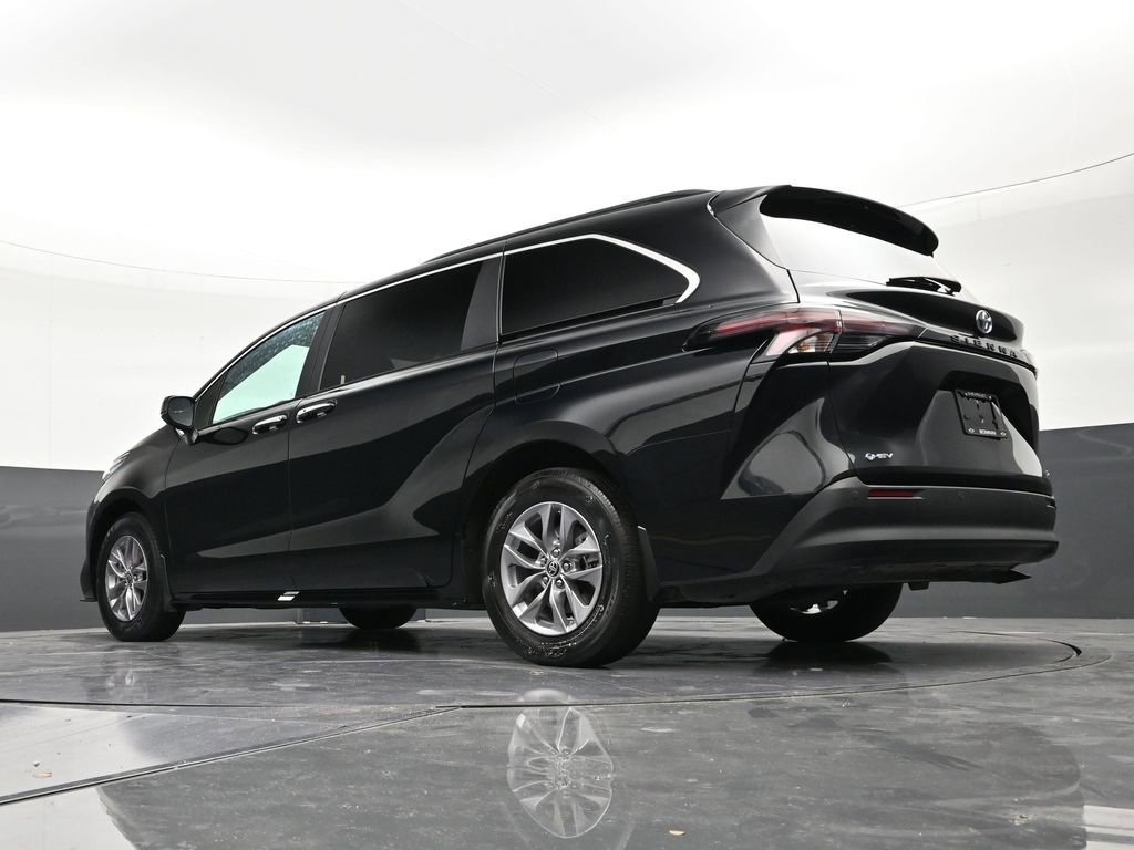 Used 2025 Toyota Sienna XLE w/ XLE Plus Package image 23