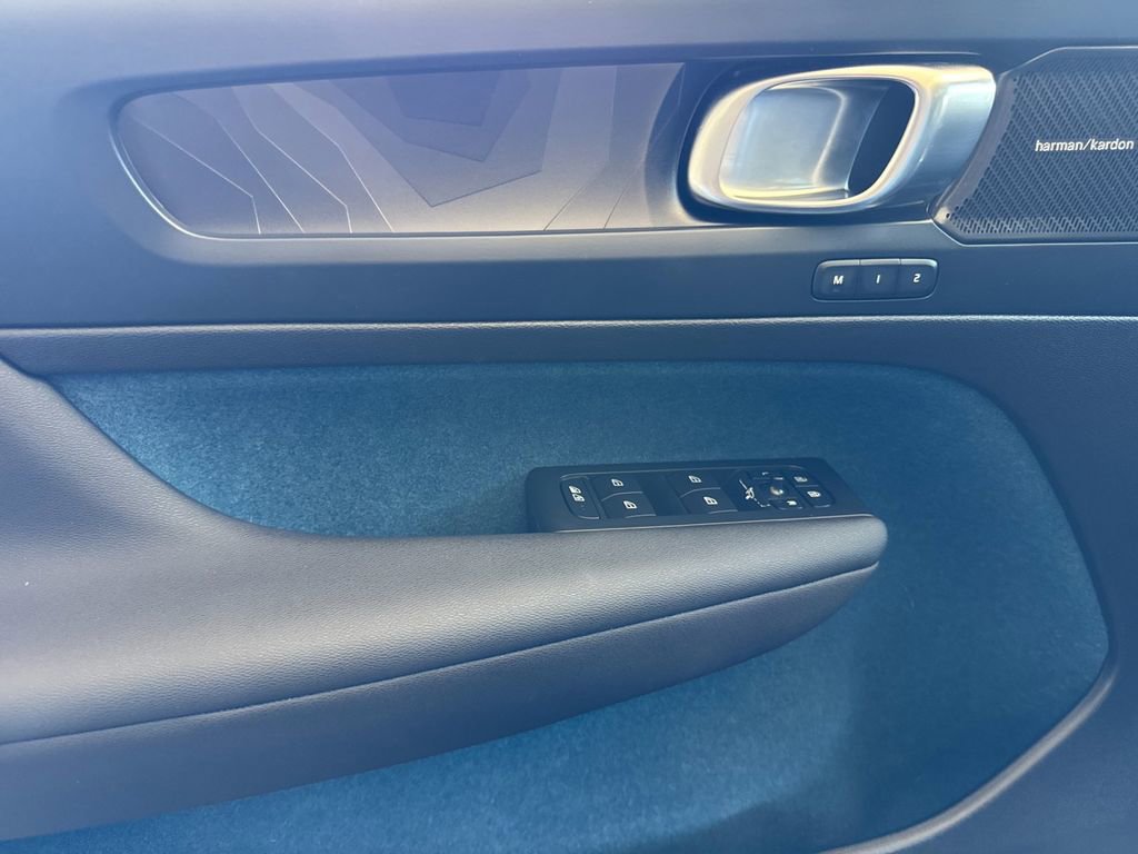Certified 2023 Volvo C40 P8 Recharge Ultimate image 10