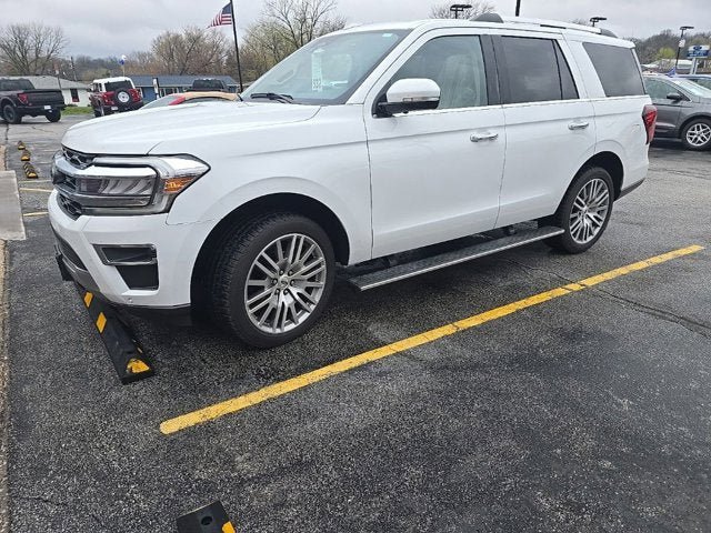 Used 2022 Ford Expedition Limited AWD/4WD image 2