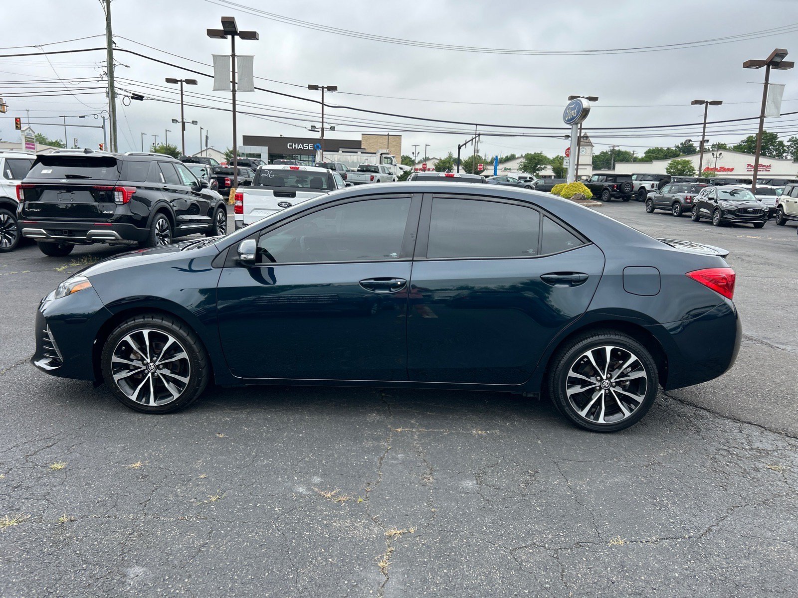 Used 2017 Toyota Corolla SE w/ Carpet Mat Package (TMS) FWD image 4