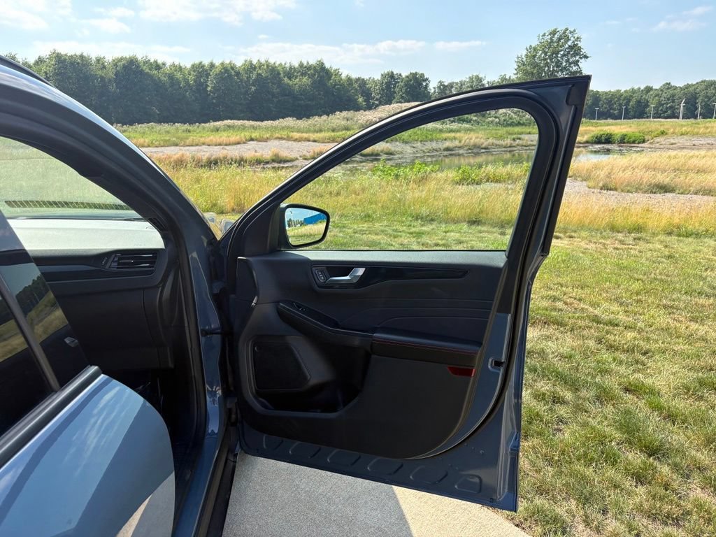 Used 2023 Ford Escape ST-Line Select AWD/4WD image 27