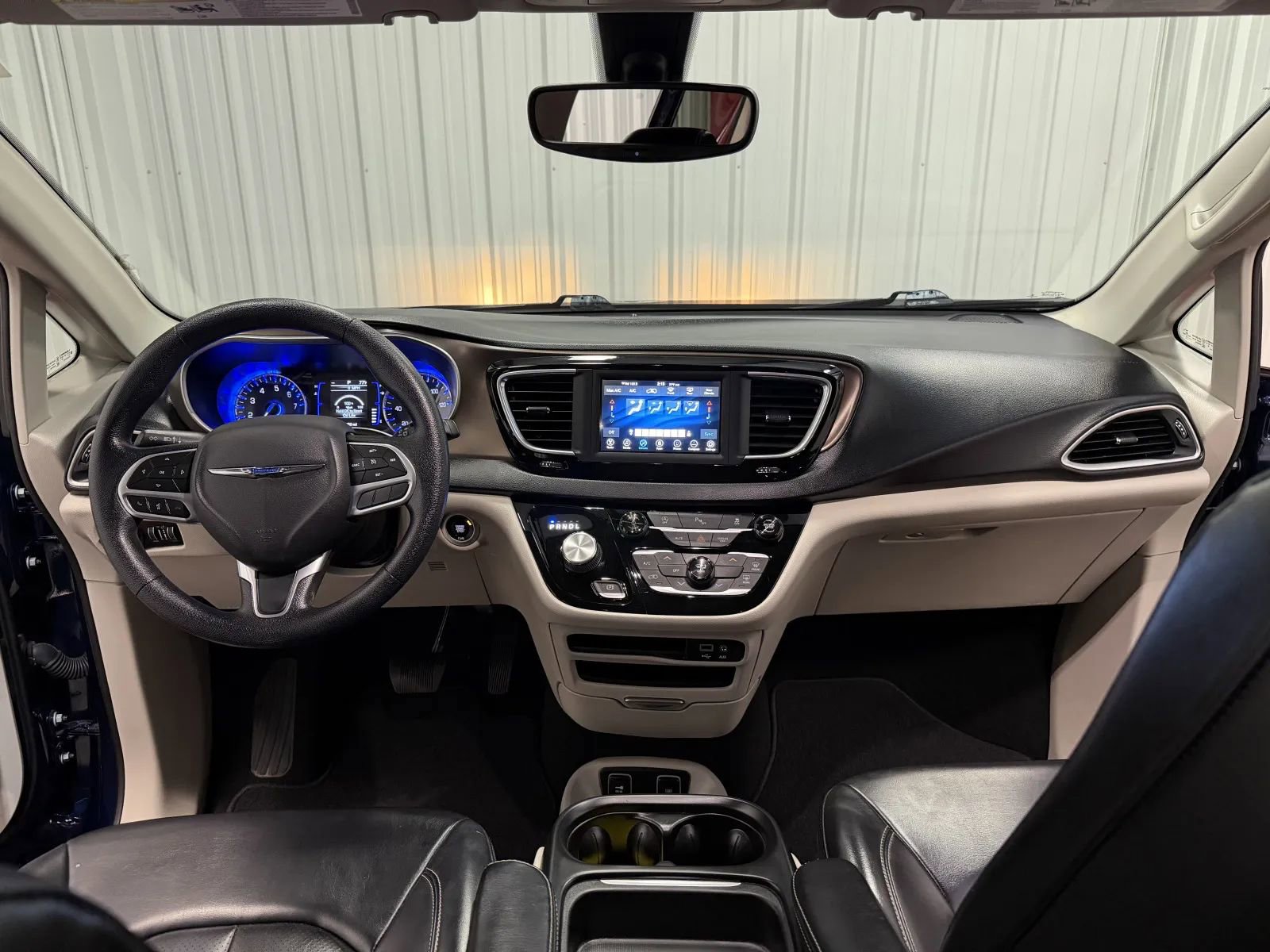 Used 2020 Chrysler Voyager Lxi FWD image 27