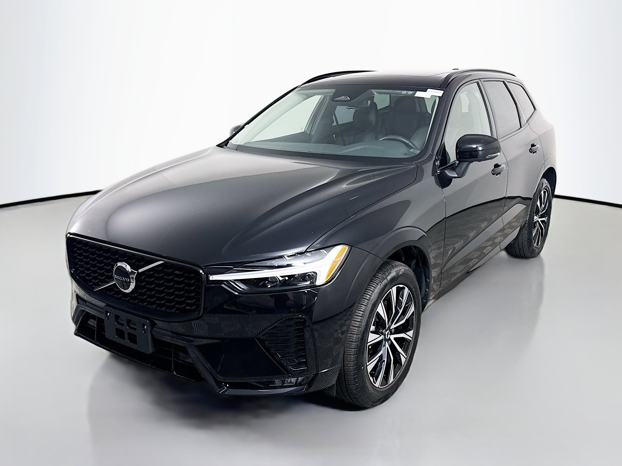 Used 2025 Volvo XC60 B5 Plus image 4