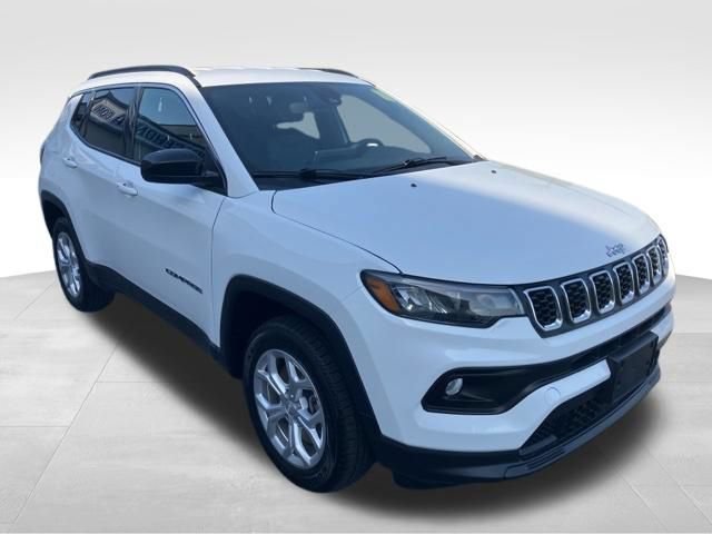 Used 2024 Jeep Compass Latitude AWD/4WD image 29