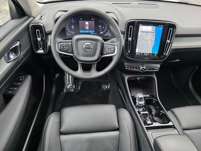 Used 2024 Volvo XC40 B5 Plus image 41
