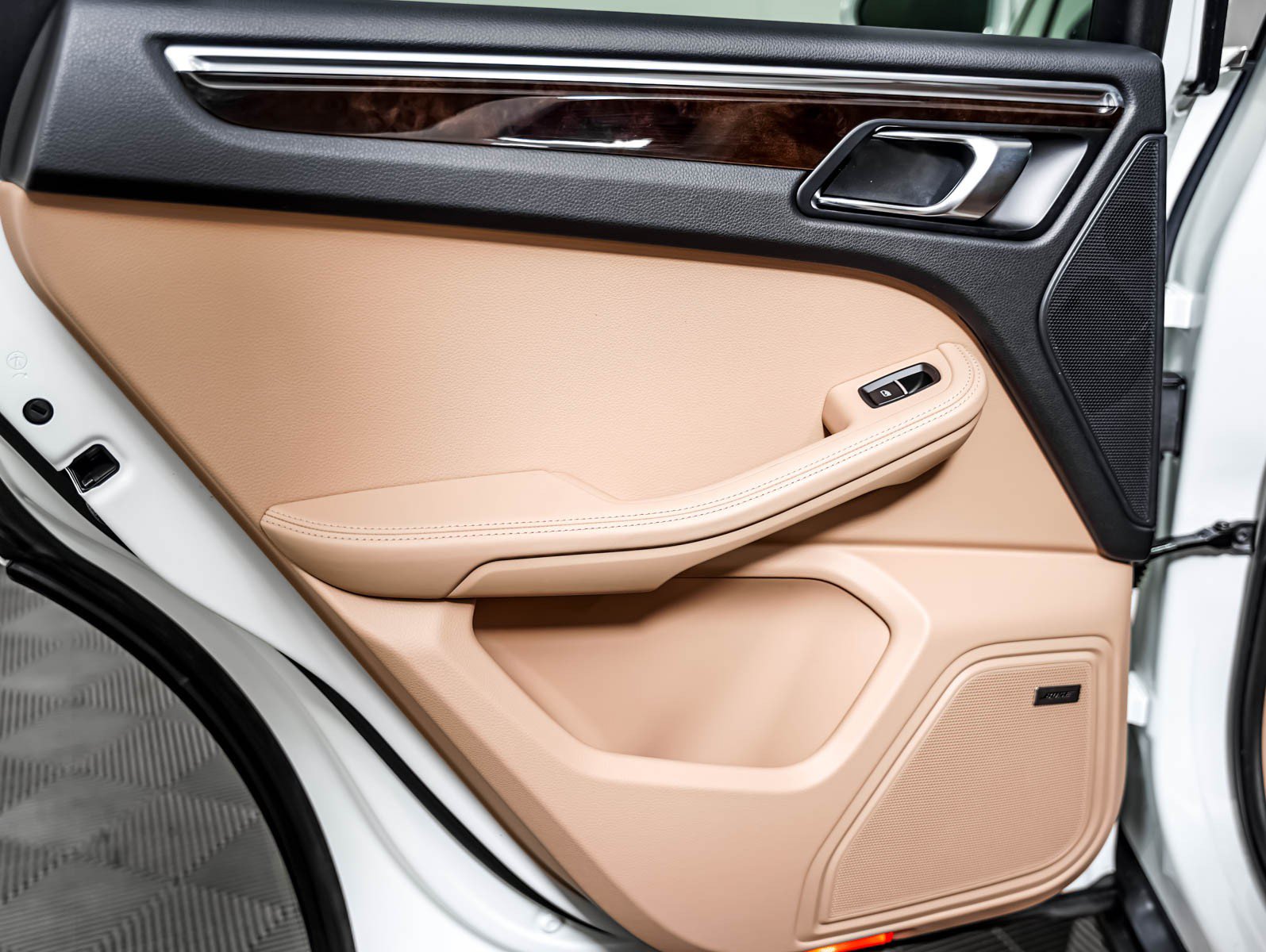 Certified 2025 Porsche Macan S AWD/4WD image 30