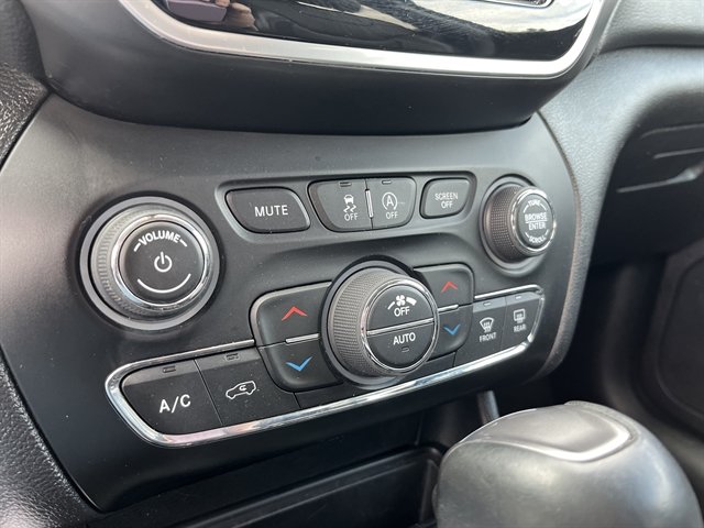 Used 2020 Jeep Cherokee Limited AWD/4WD image 30