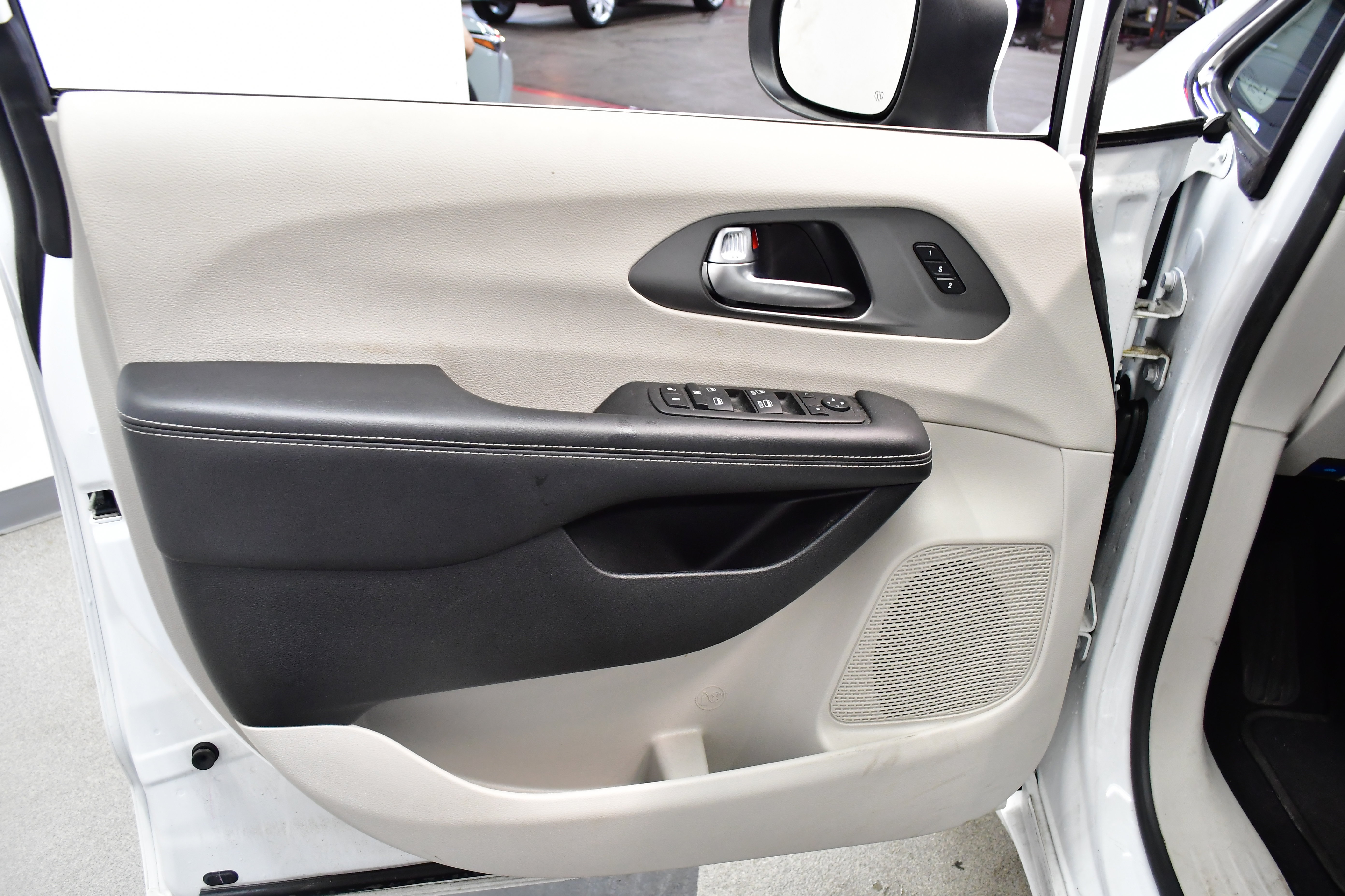 Used 2023 Chrysler Pacifica Touring-L FWD image 19