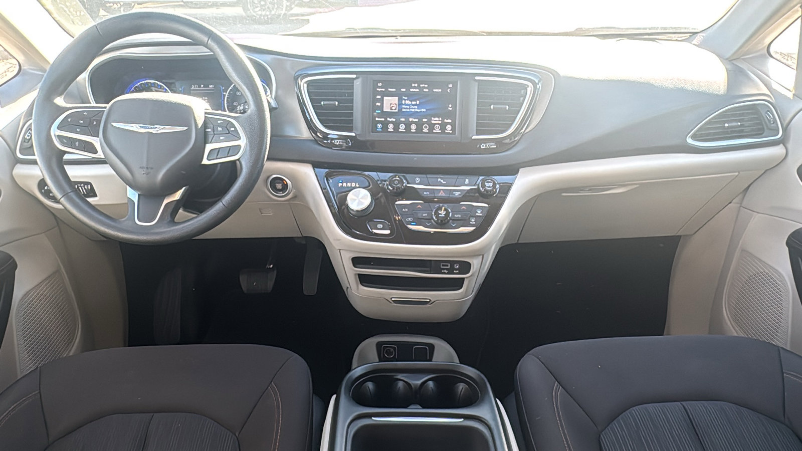 Certified 2020 Chrysler Pacifica Touring w/ Tire & Wheel Group image 30