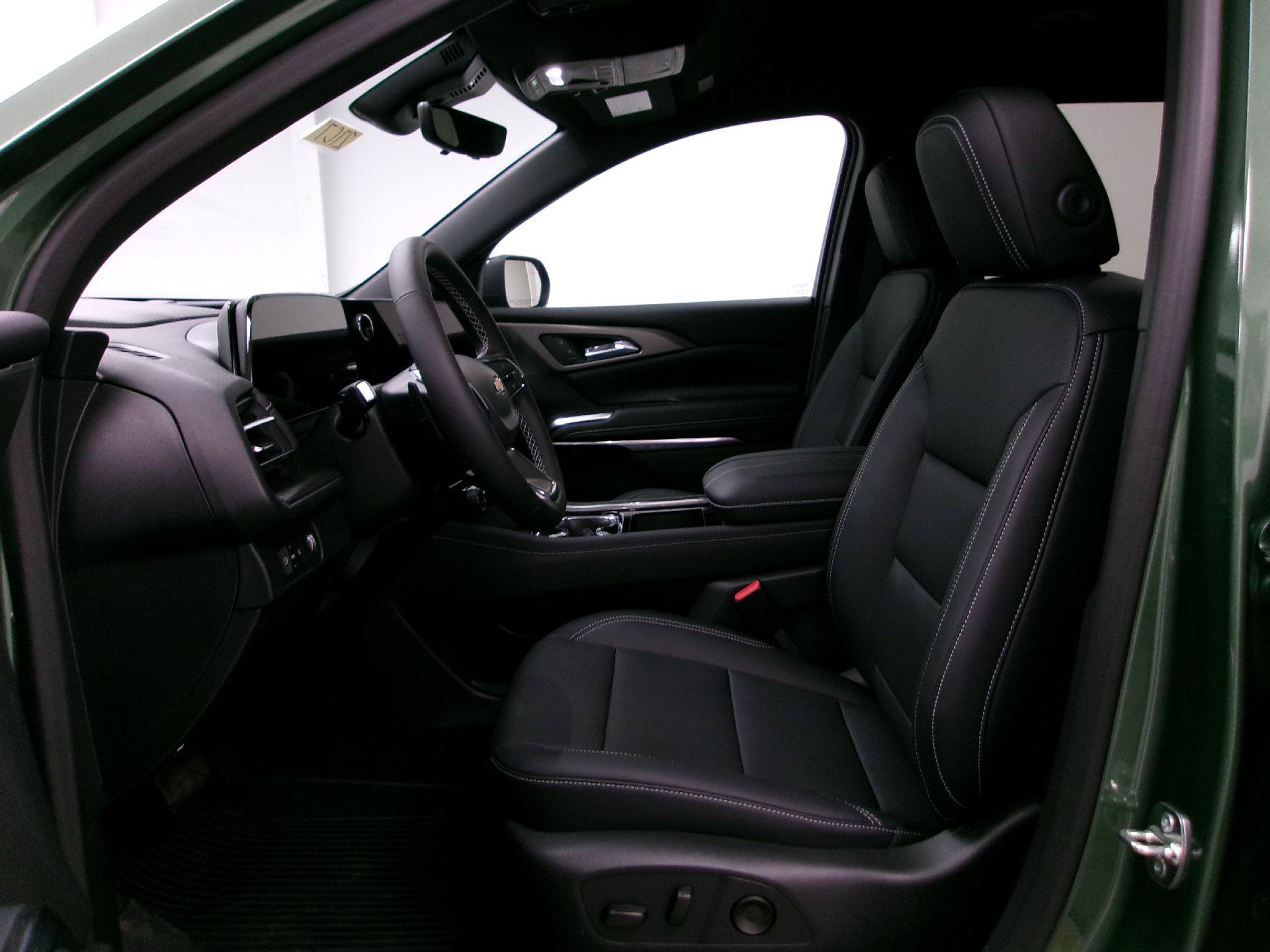 New 2027 Chevrolet Traverse LT w/ Driver Confidence Package FWD image 9