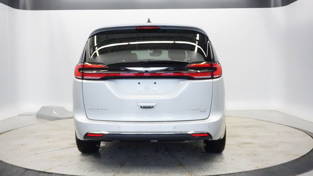Used 2024 Chrysler Pacifica Limited AWD/4WD image 4
