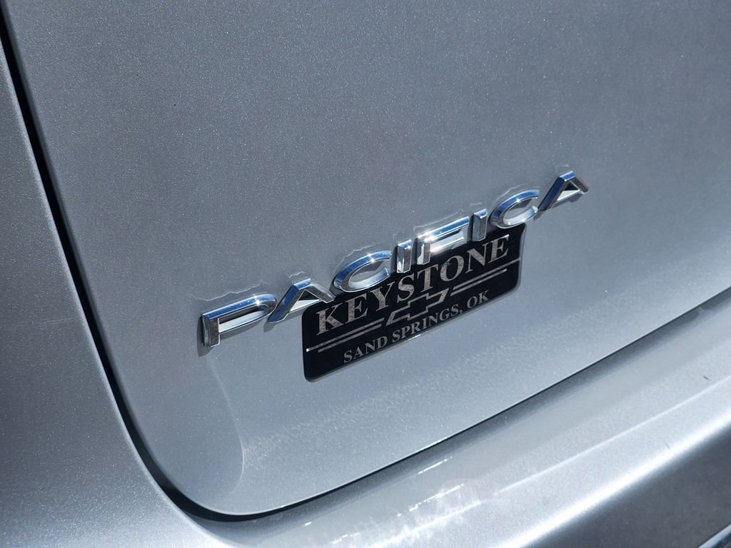 Used 2024 Chrysler Pacifica Touring-L image 12