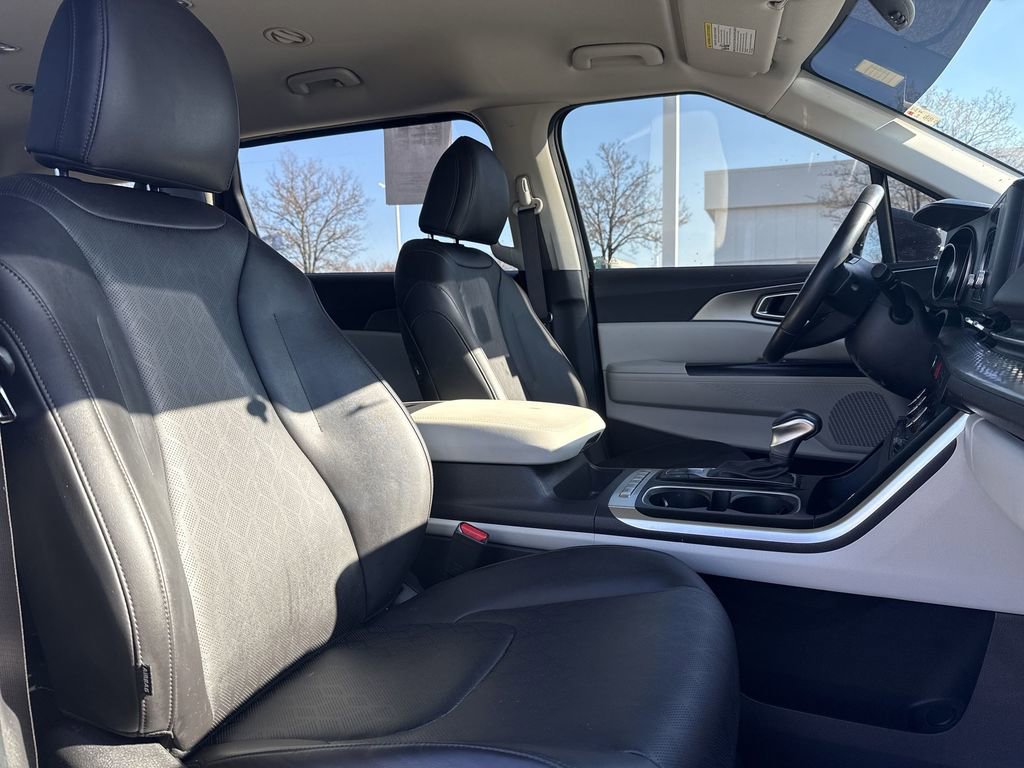 Used 2024 Kia Carnival LX image 26