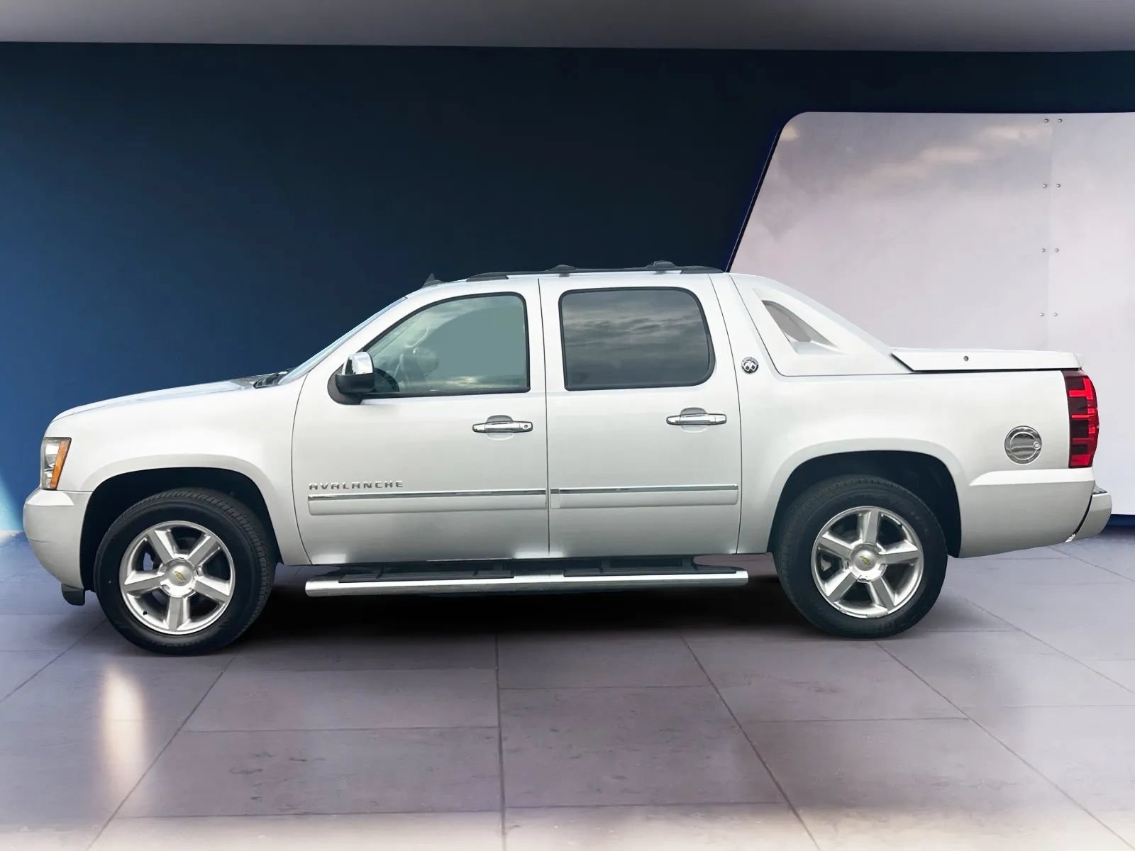 Used 2013 Chevrolet Avalanche LTZ RWD image 2