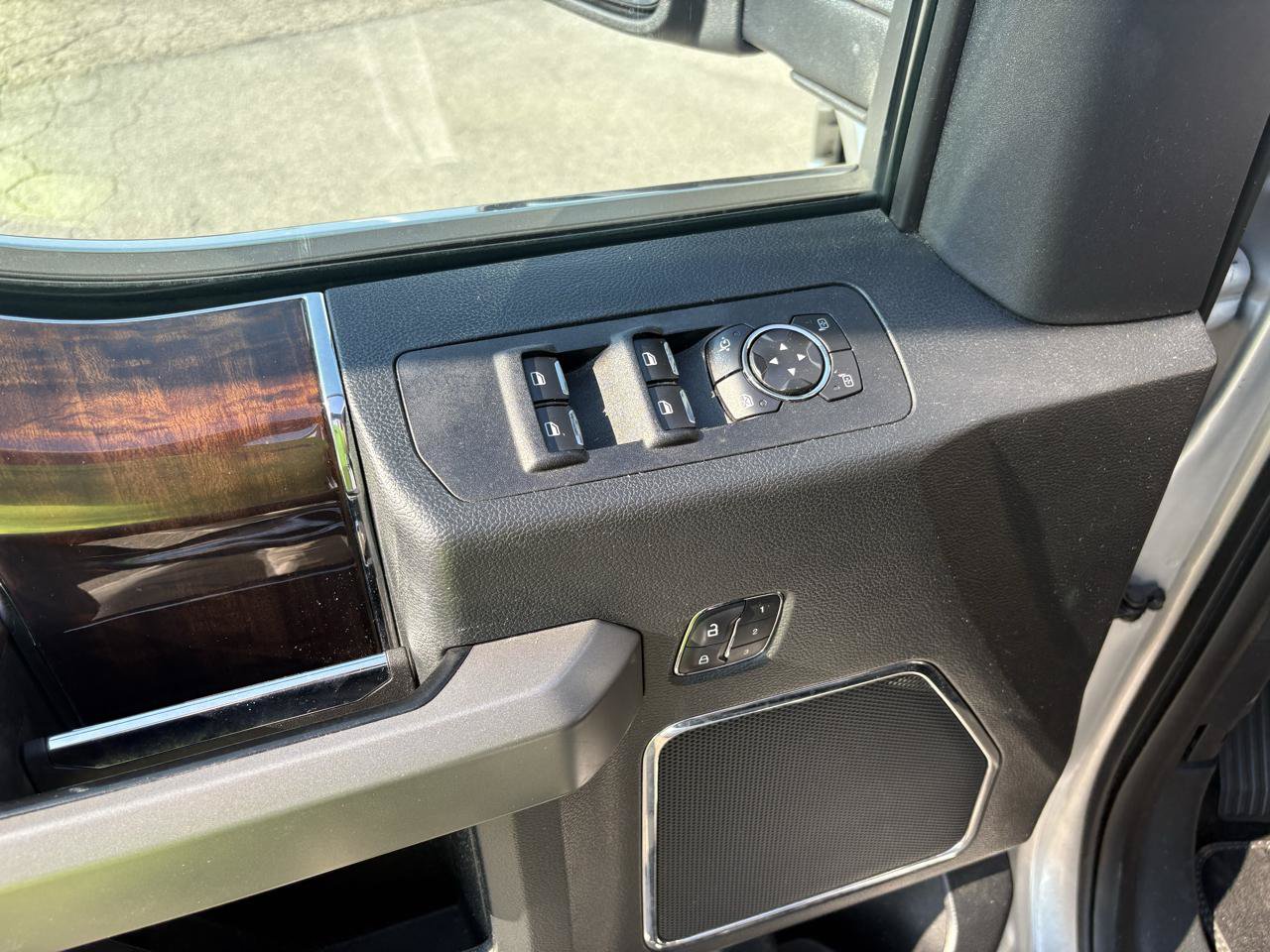 Used 2015 Ford F150 Platinum w/ Equipment Group 701A Luxury AWD/4WD image 15