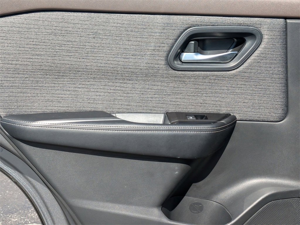 Used 2023 Nissan Rogue SV image 25