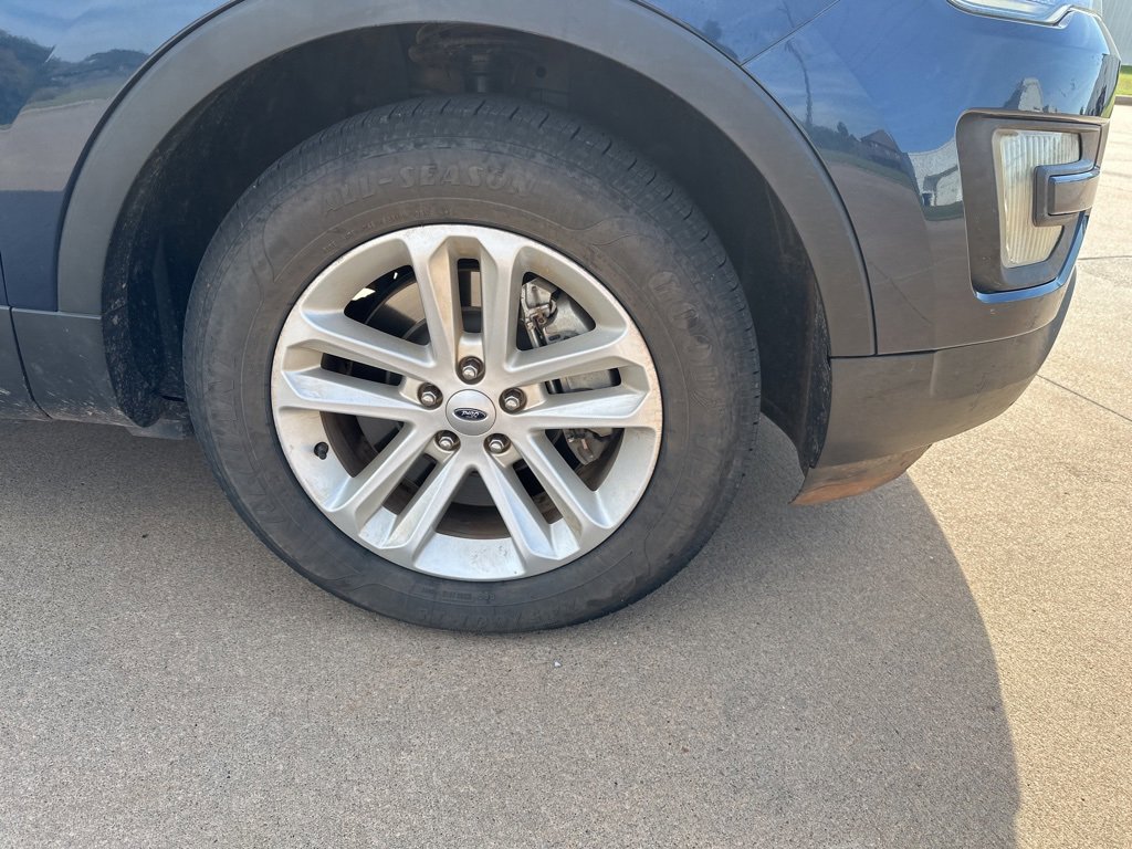 Used 2017 Ford Explorer XLT w/ Equipment Group 201A image 5