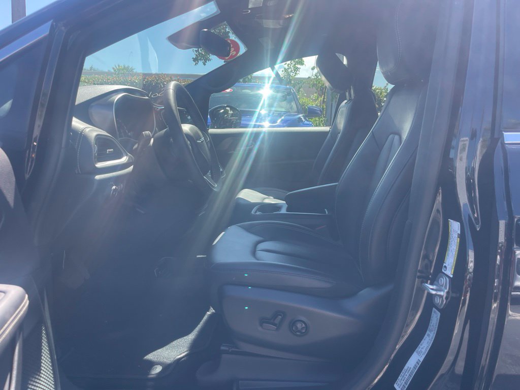 Used 2025 Chrysler Pacifica Select AWD/4WD image 5