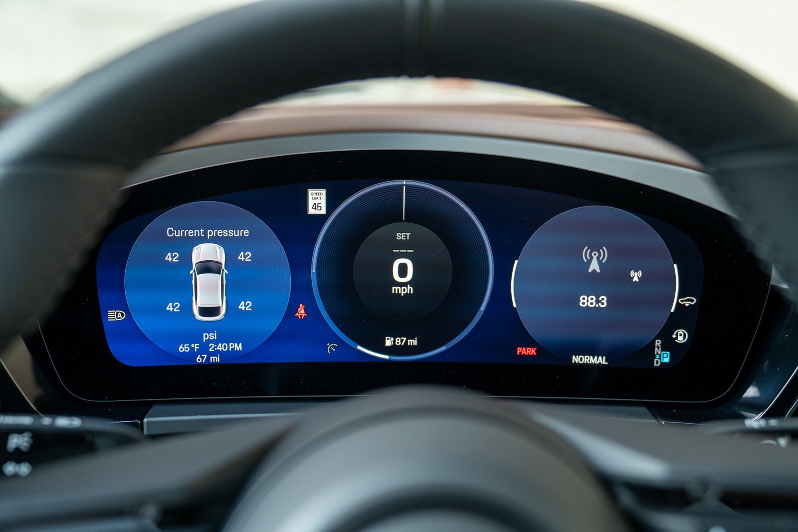 Certified 2025 Porsche Macan Turbo Electric AWD/4WD image 15