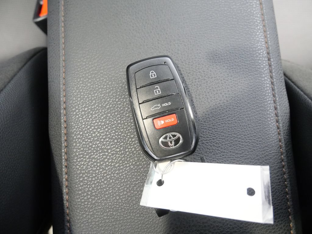 Used 2026 Toyota Camry XLE AWD/4WD image 30