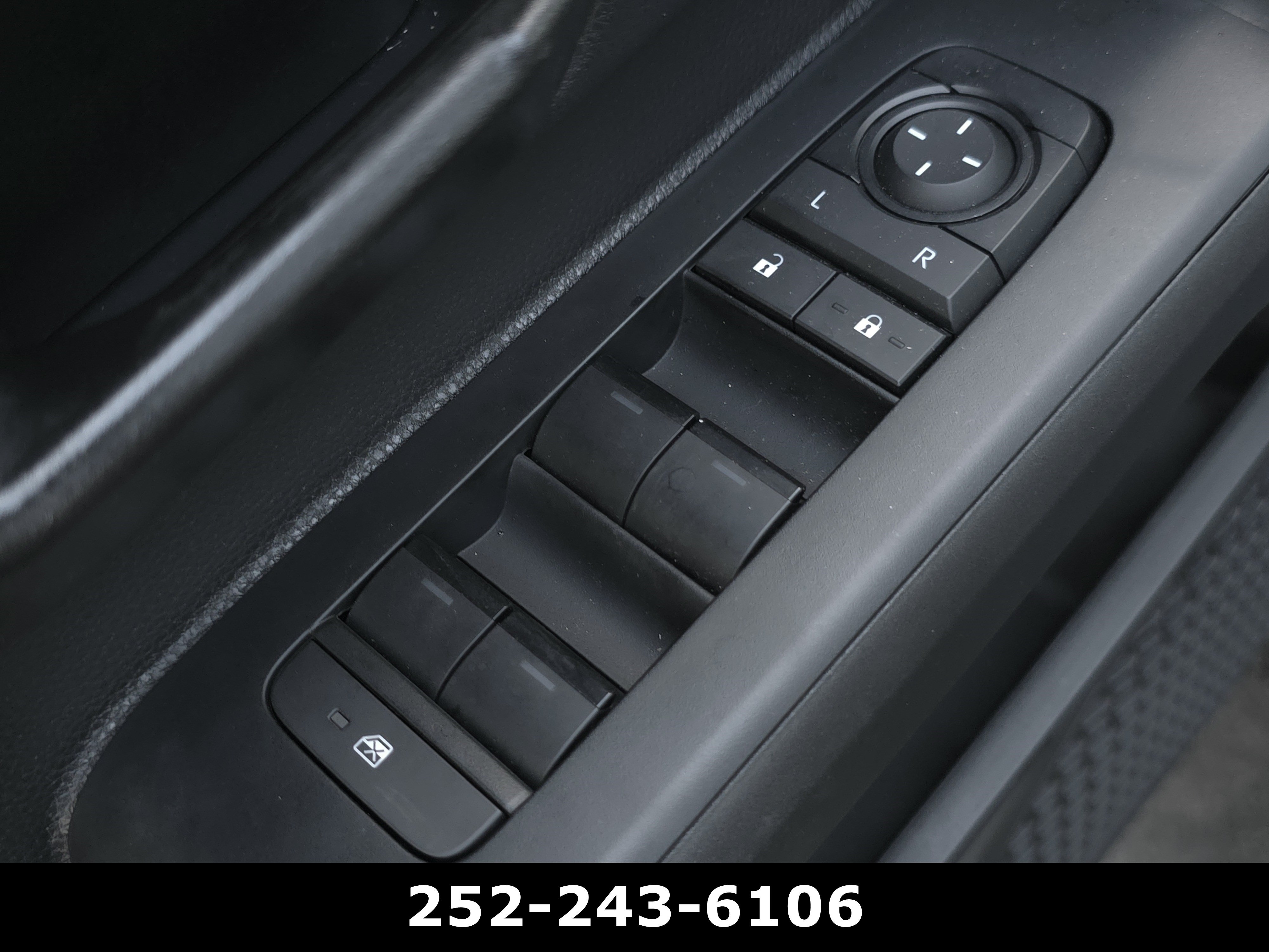 Used 2025 Toyota Tacoma SR5 AWD/4WD image 26