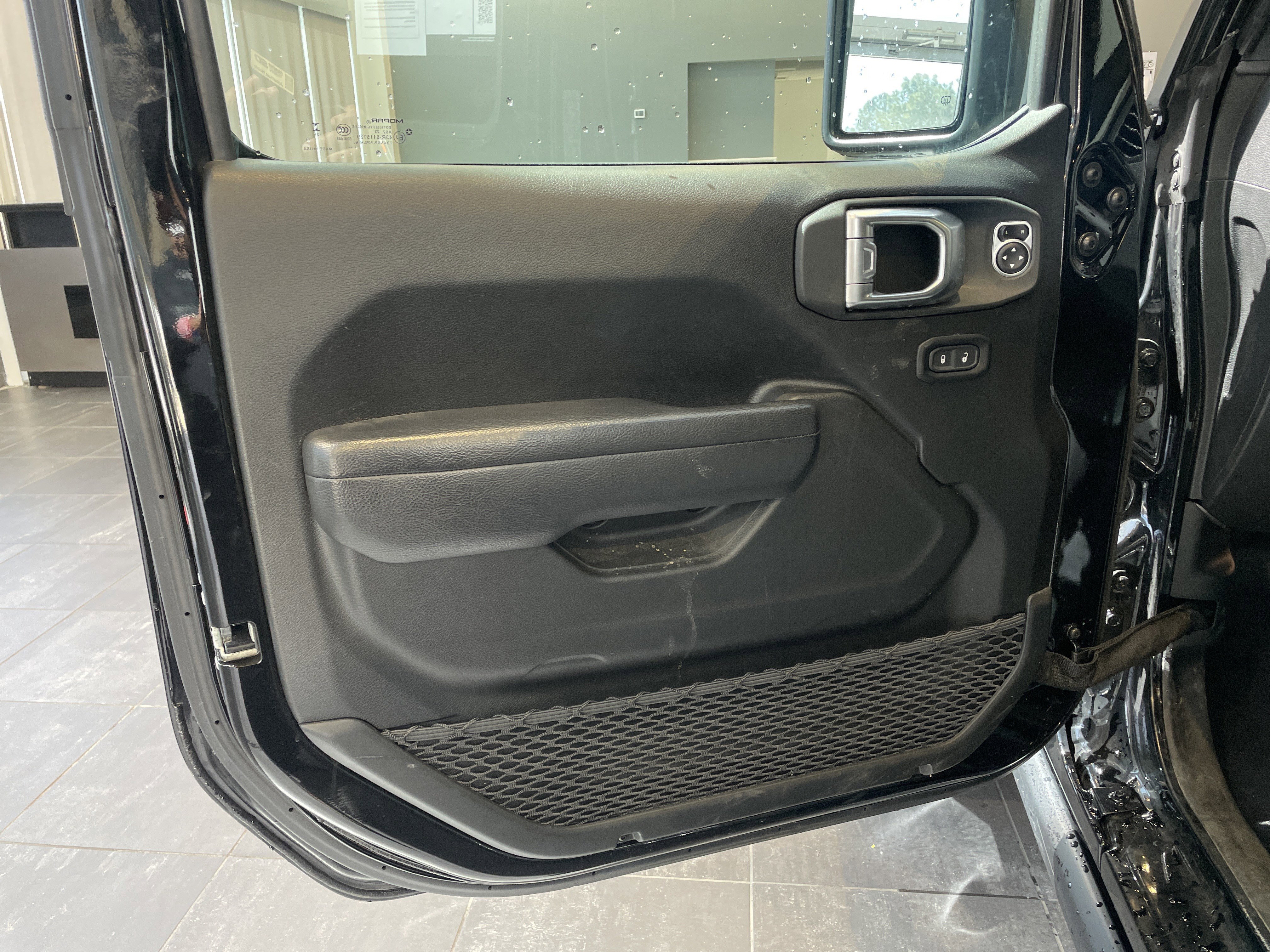 Used 2023 Jeep Wrangler Unlimited w/ Sun & Screen Package image 27