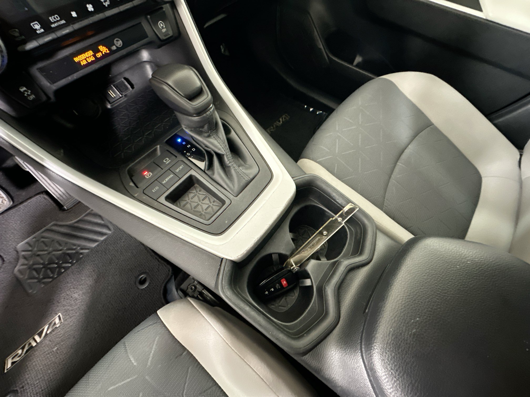 Used 2021 Toyota RAV4 XLE w/ Convenience Package FWD image 22