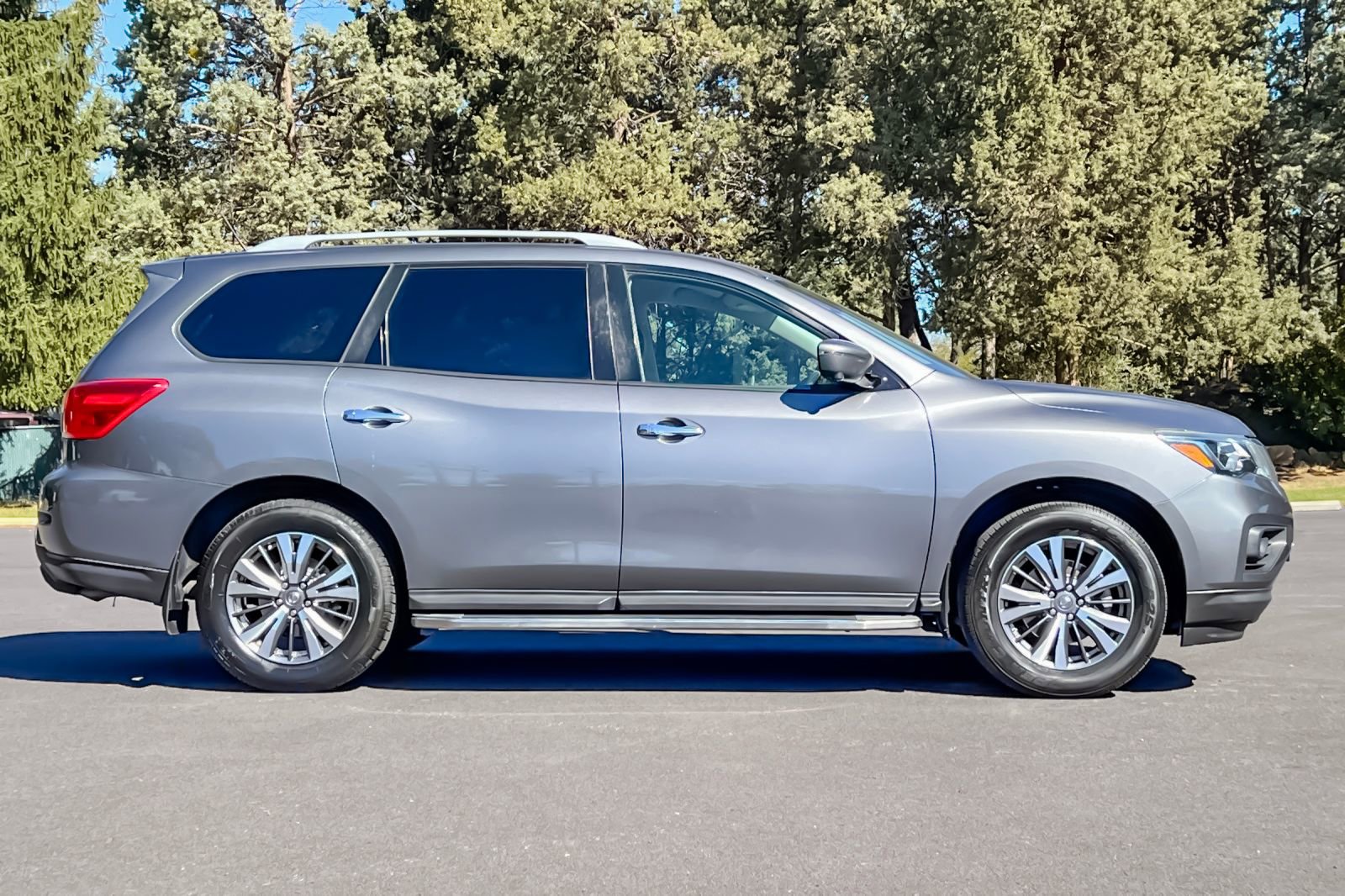 Used 2018 Nissan Pathfinder SL image 3