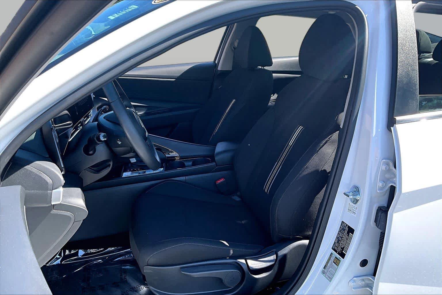 Used 2025 Hyundai Elantra SEL FWD image 8