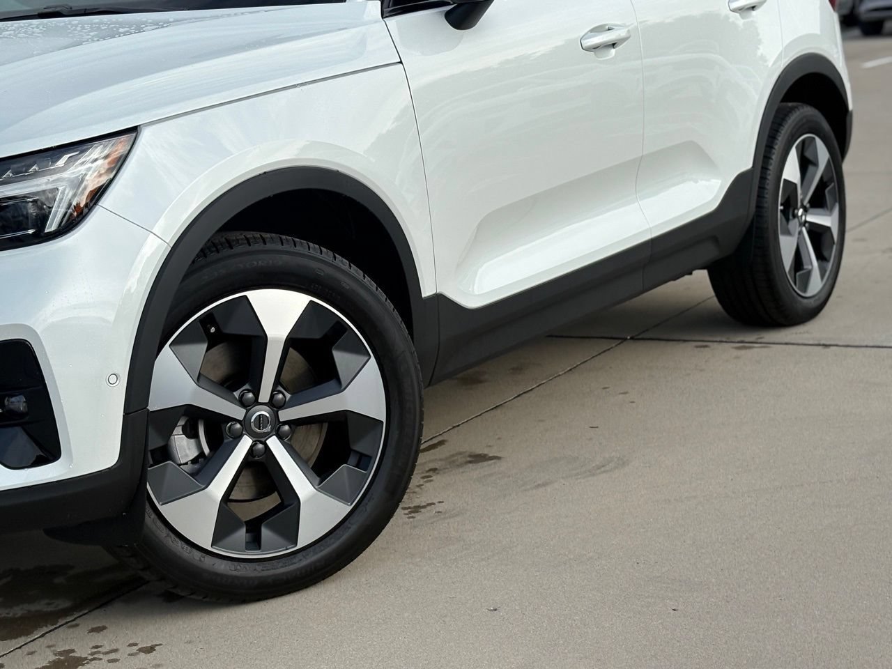 New 2026 Volvo XC40 B5 Plus w/ Protection Package Premier AWD/4WD image 6