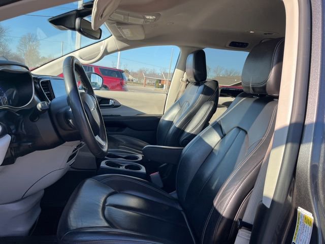 Used 2022 Chrysler Pacifica Touring-L image 11