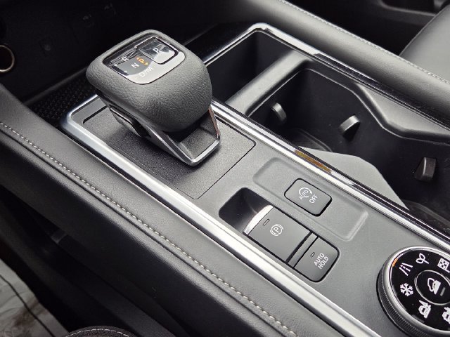 Used 2025 Nissan Pathfinder SL AWD/4WD image 32