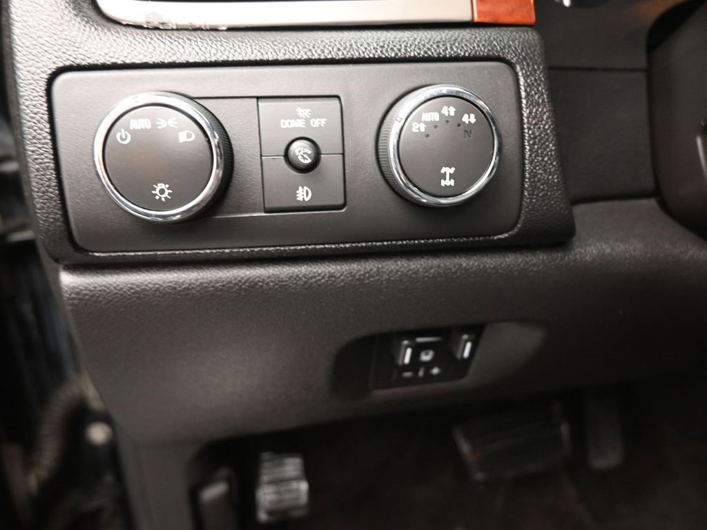 Used 2013 Chevrolet Avalanche LTZ image 20