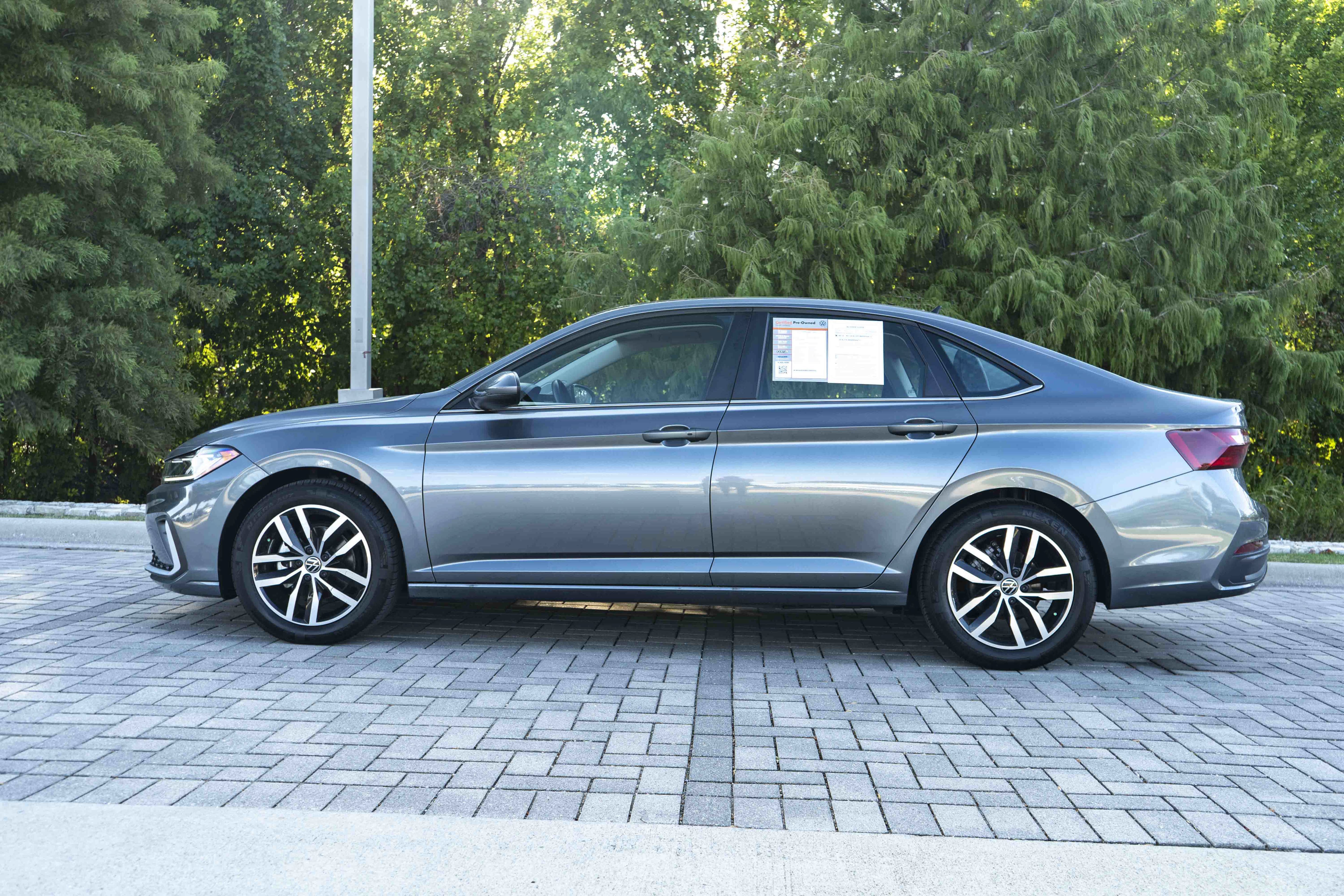 Certified 2025 Volkswagen Jetta SE w/ Sunroof Package FWD image 5
