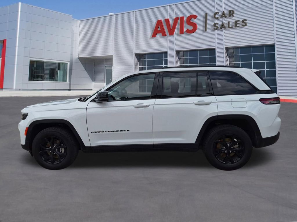 Used 2025 Jeep Grand Cherokee Altitude AWD/4WD image 10