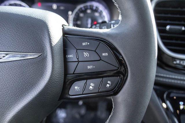 Used 2025 Chrysler Pacifica Limited image 14