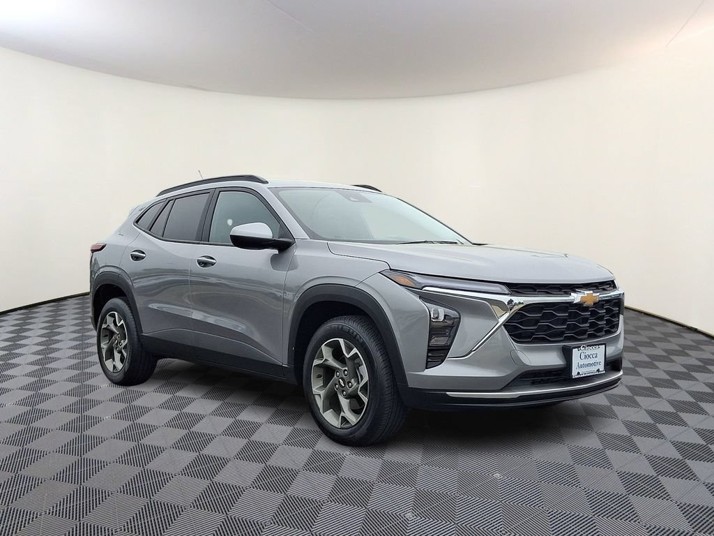 Used 2025 Chevrolet Trax LT FWD image 1