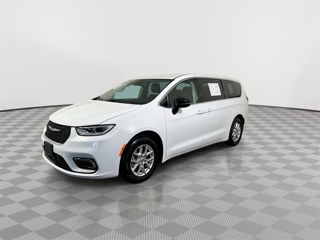 Used 2024 Chrysler Pacifica Touring-L image 4