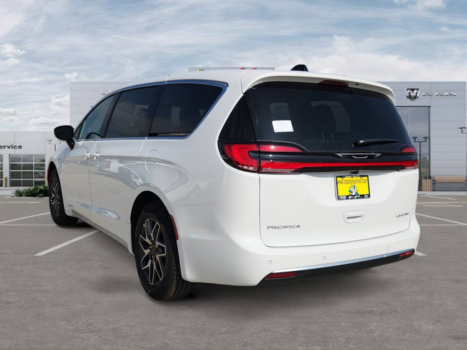 New 2027 Chrysler Pacifica Limited FWD image 3