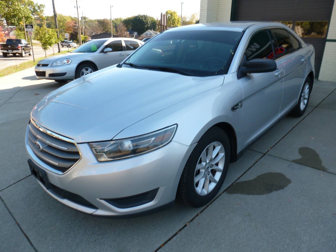 Used 2015 Ford Taurus SE FWD image 4