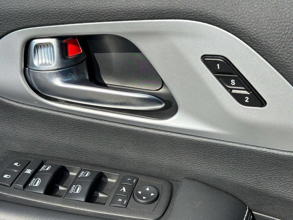 Used 2025 Chrysler Pacifica Premium FWD image 28