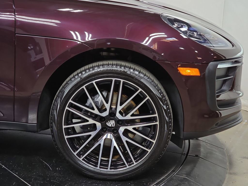 Certified 2025 Porsche Macan image 11