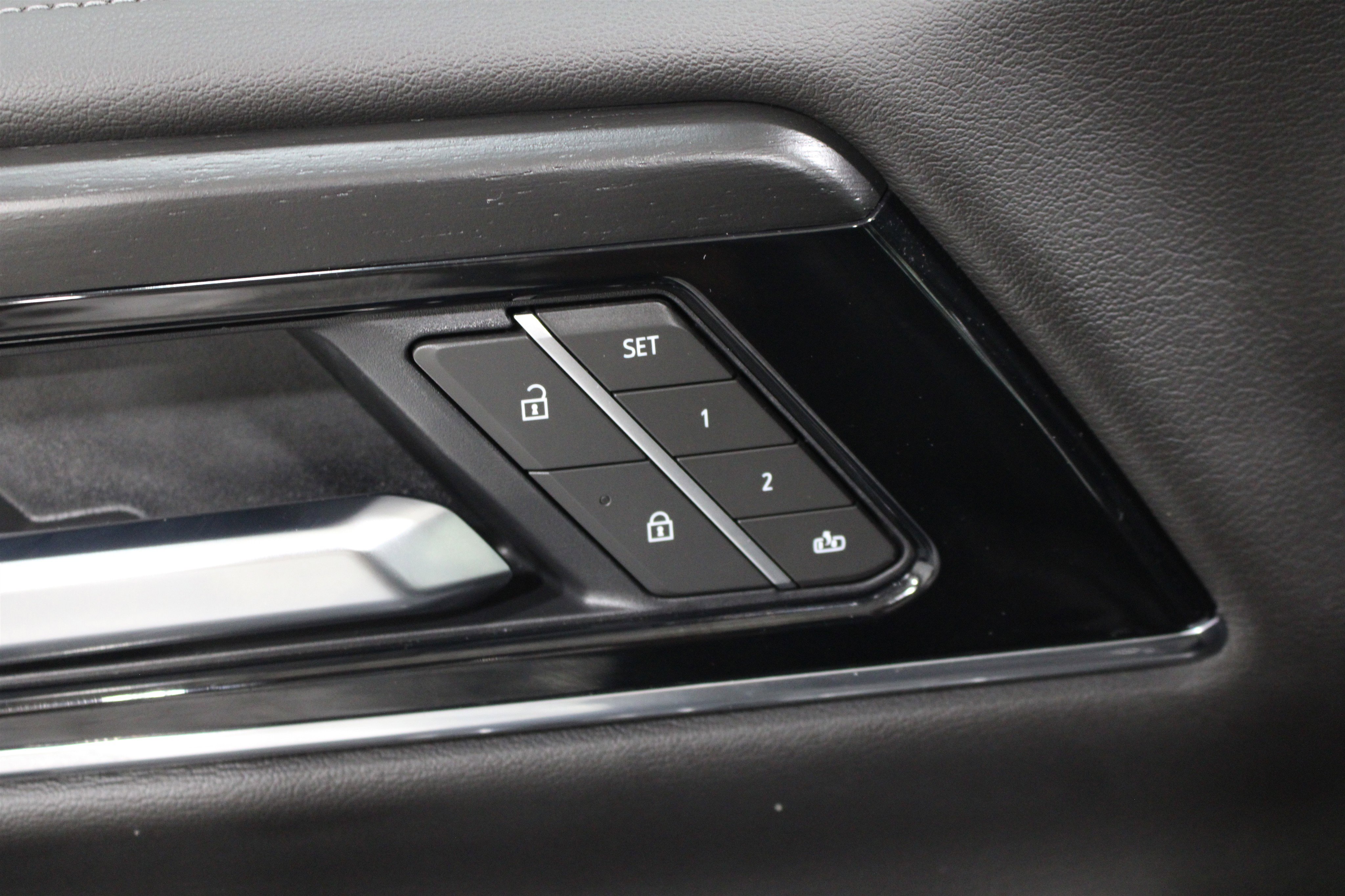 Used 2025 GMC Yukon Denali w/ Denali Reserve Package image 9