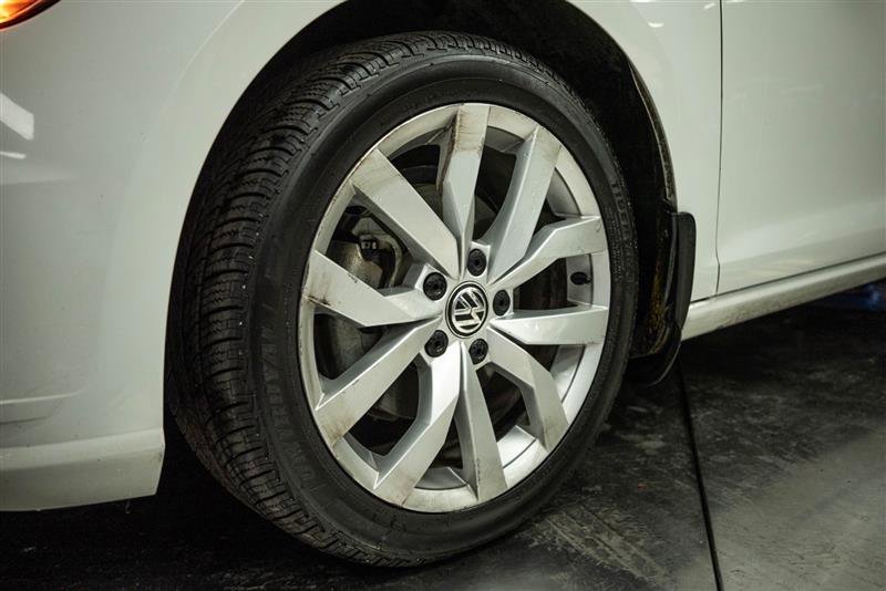 Used 2018 Volkswagen Golf SEL image 3