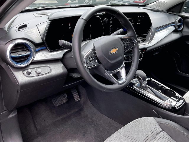 Used 2025 Chevrolet Trax LT w/ Sunroof Package FWD image 5