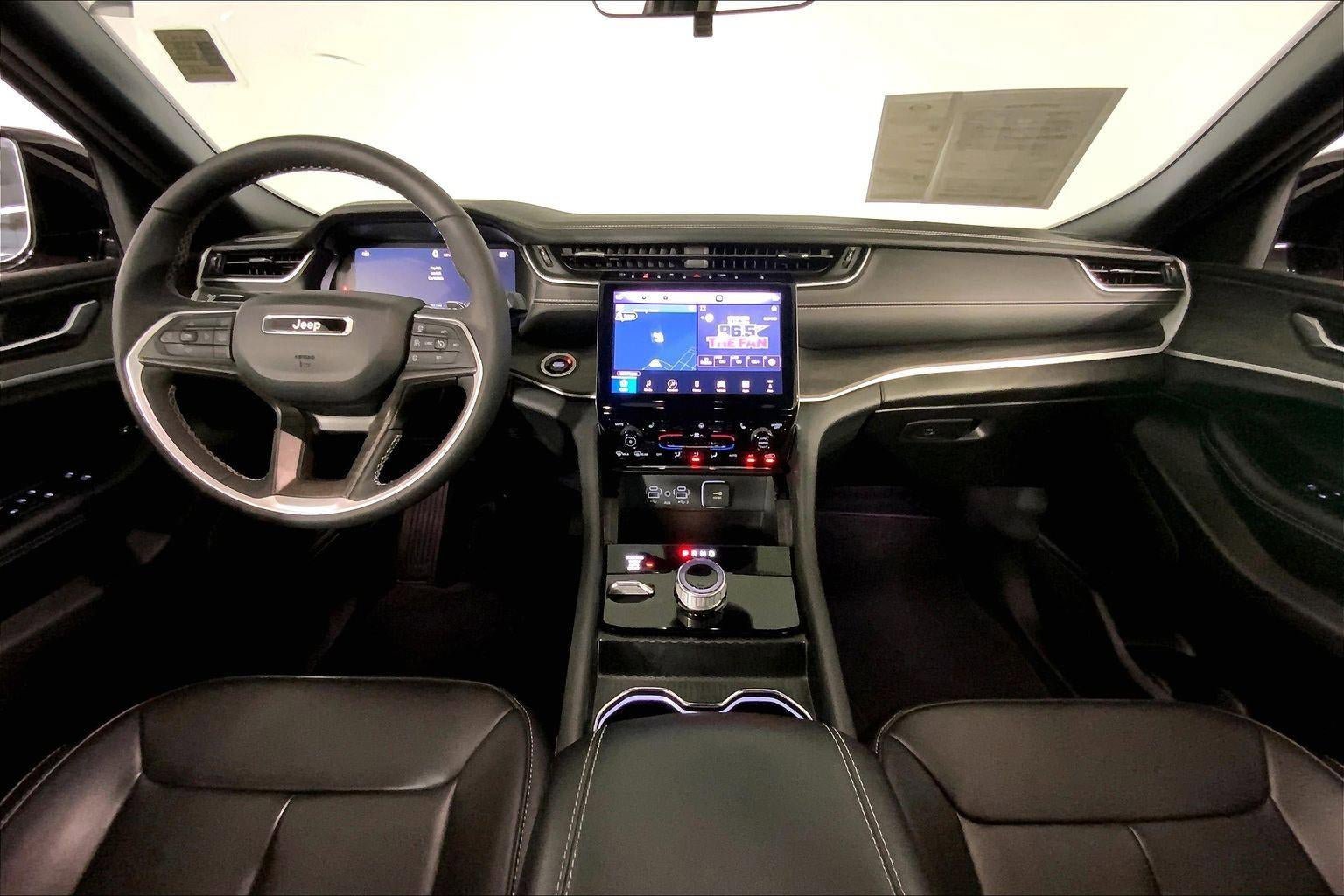 Used 2025 Jeep Grand Cherokee Limited AWD/4WD image 15