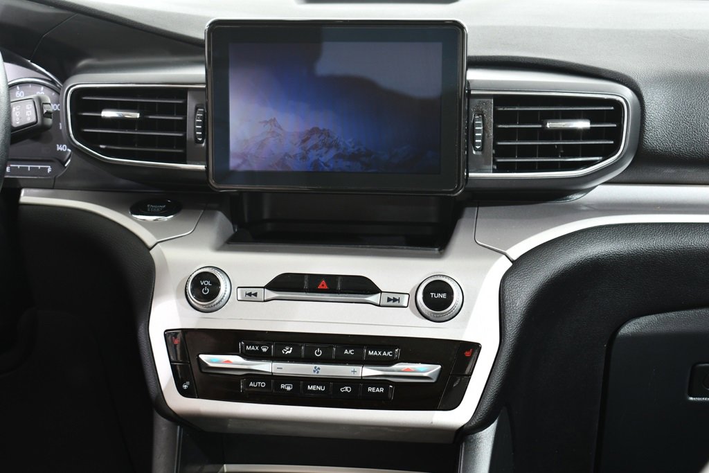 Used 2022 Ford Explorer XLT w/ Equipment Group 202A image 9