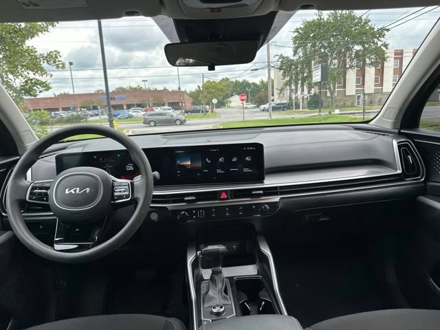 Certified 2025 Kia Sorento LX FWD image 3